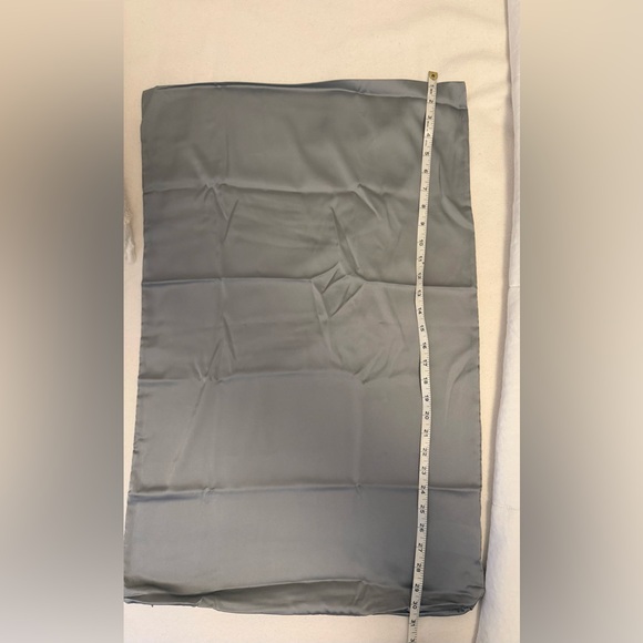 Luxurious silk Gray/silver Pillowcase Set size queen - Picture 5 of 12